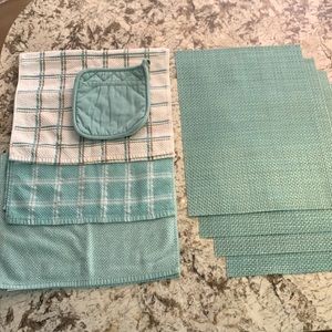 Set of 4 placemats, 3 kitchen towels and a potholder